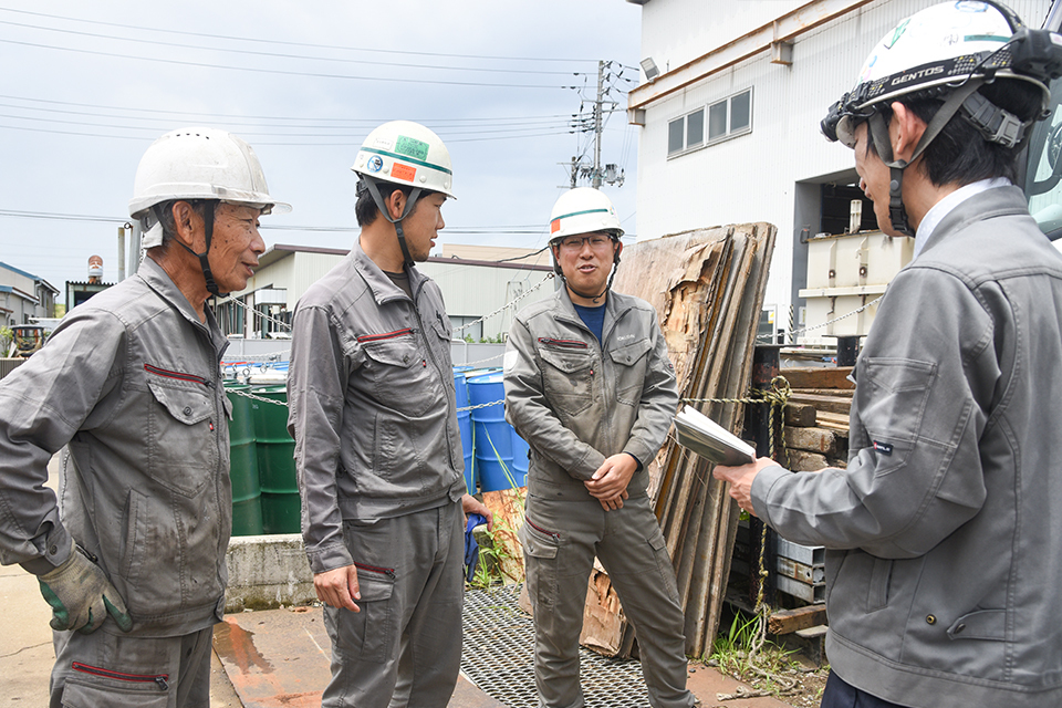 使用前点検（フォークリフトや天井クレーン、トラック、機械などの使用者は各自点検）、業務開始